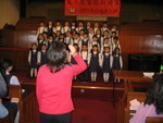 小孩在指揮帶領下合拍地朗誦