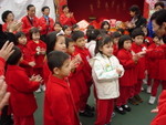 
幼稚園小朋友專誠來探訪並學唱祝福歌(2004)