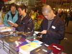 弟兄姊妹在選購聖經(2004)