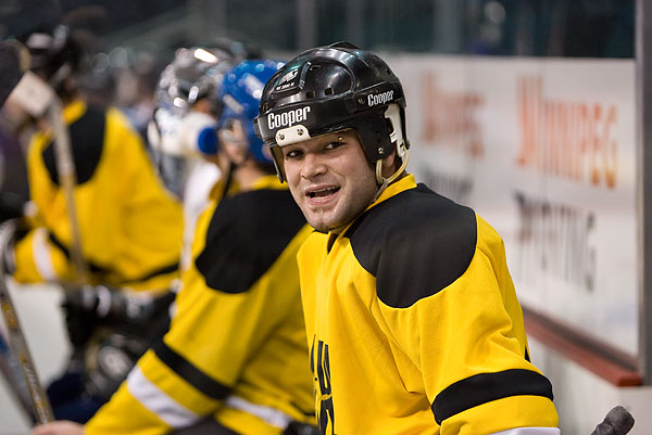 IMAGE: http://images2.fotop.net/albums2/isp/hockey12162007/IMG_8523.jpg