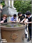 
旅客嘗試將銀幣浮在水面。